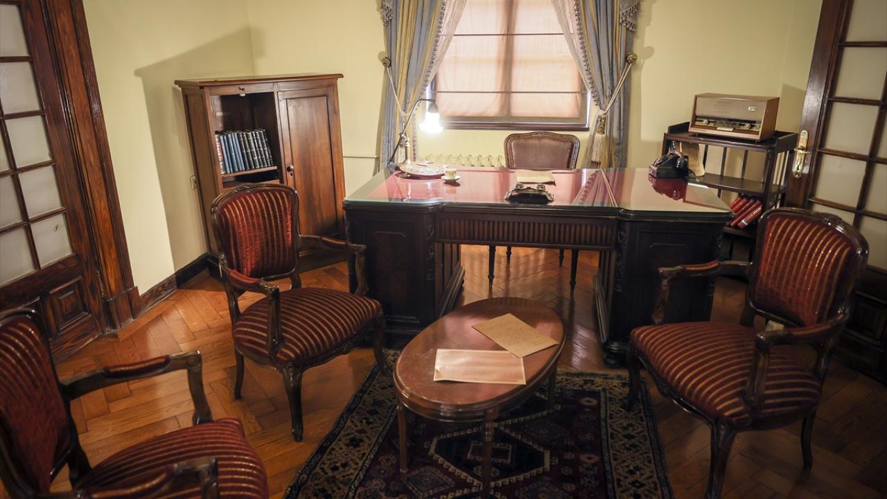 Fener avizeleri ile süslü koridorlar tarihin eski sayfalarını ışıklandırıyor