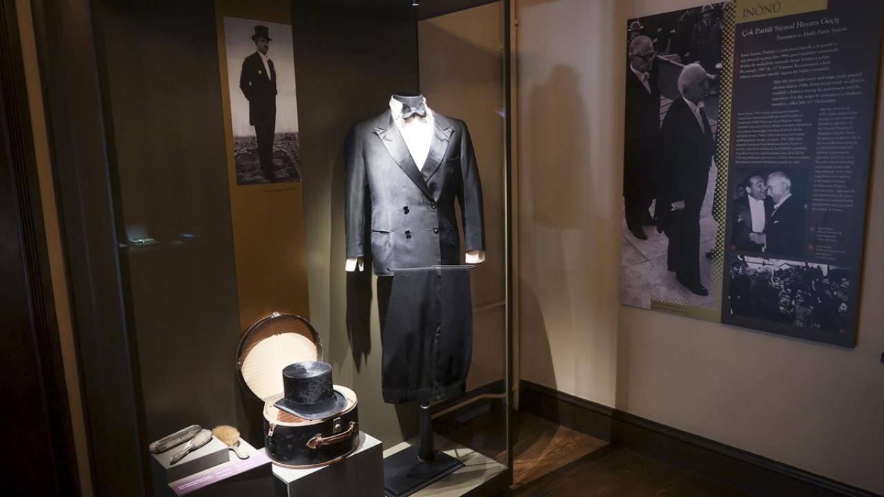 Atatürk`ün resepsiyonlarda giydiği kıyafeti