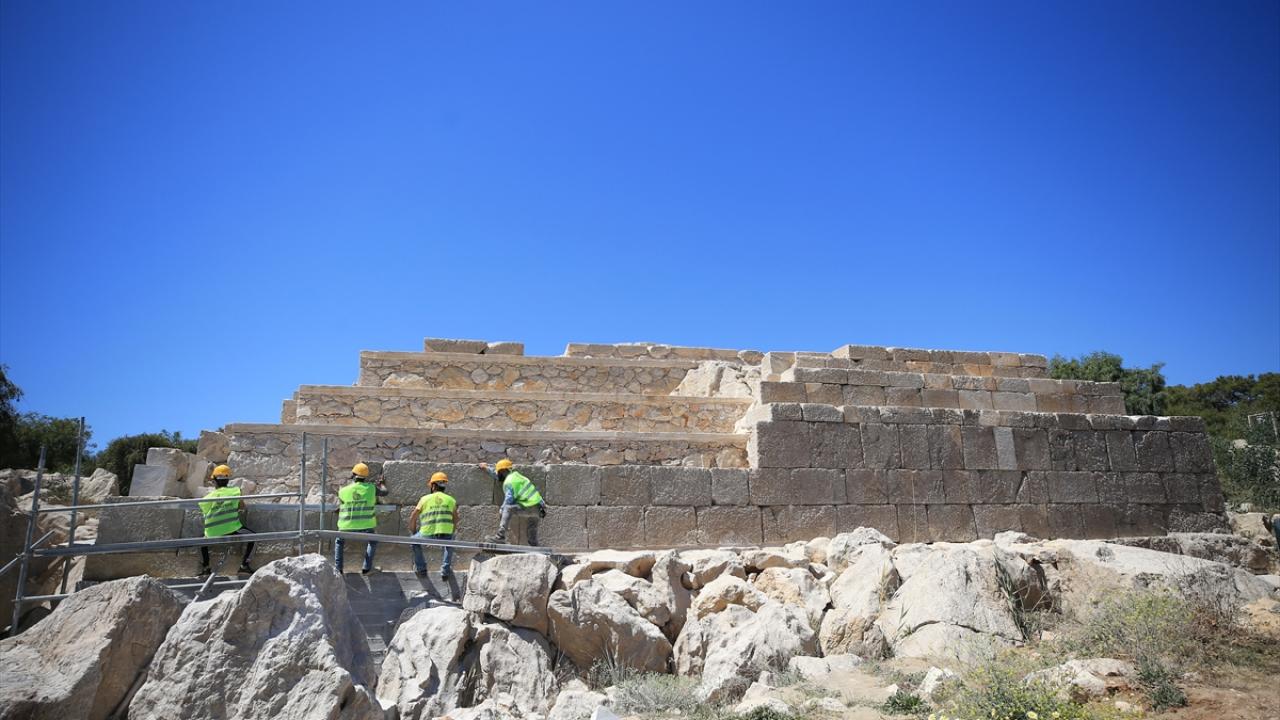 Antik fenerin taşları temizlendikten sonra güçlendiriliyor