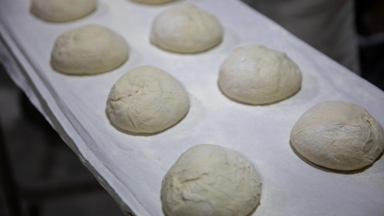 Kosova`dan Mostar`a göç eden Fehmi Topali, somunlarının kentte oldukça popüler olduğunu ifade ederek