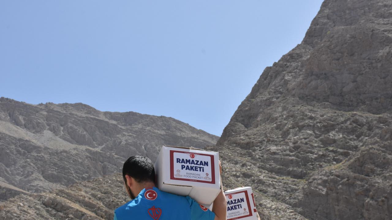 Ayrıca 12 bin çocuğa da bayramlık kıyafet dağıtılacak.