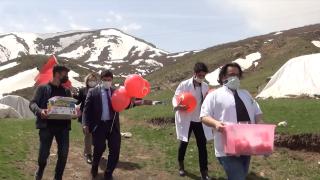 Doktorlar köy köy dolaşıp çocukların bayramını kutladı
