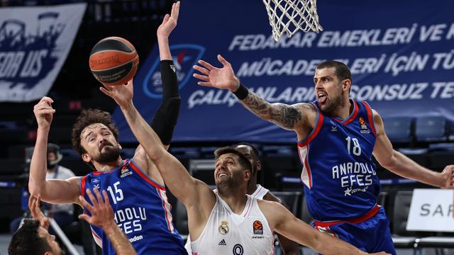 Anadolu Efes seride öne geçti