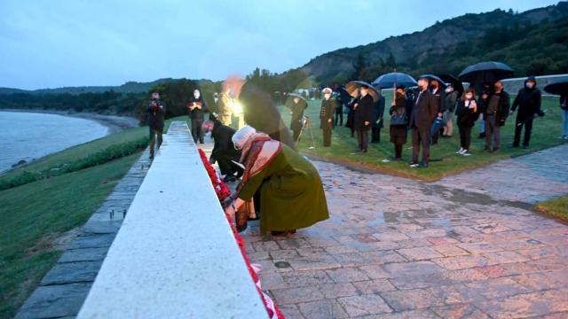 Anzak Koyunda şafak ayini