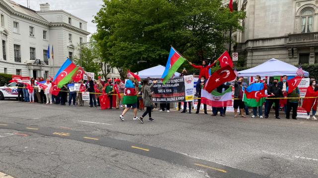 Biden, Türkiyenin Washington Büyükelçiliği önünde protesto edildi