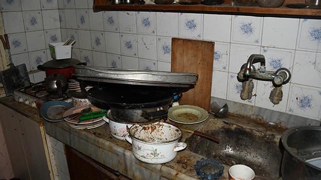 Aydında bir evden 6 kamyon çöp çıktı