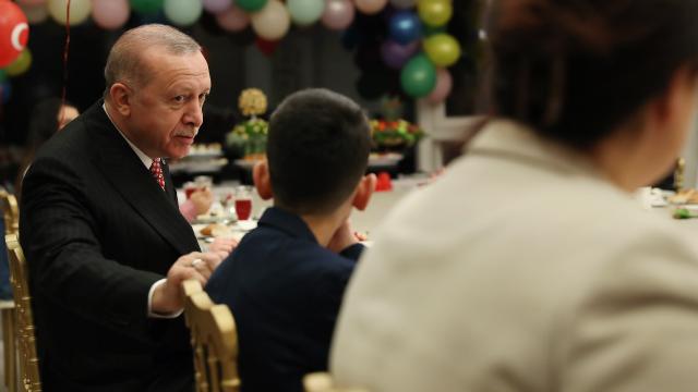Cumhurbaşkanı Erdoğan Huber Köşkünde çocuklarla iftar yaptı