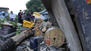 Freni boşalan vinç 11 araca çarparak durabildi