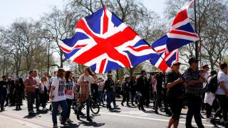Londra'da binlerce kişi tedbirleri protesto etti