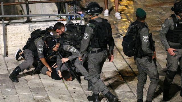 İsrail polisi, Doğu Kudüste Filistinli sağlık çalışanını darbetti