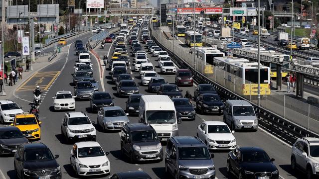 İstanbulda kısıtlama öncesi trafik yoğunluğu yüzde 76ya ulaştı