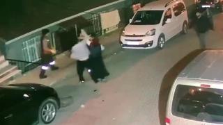 Parke taşıyla temizlik görevlisini darbettiler