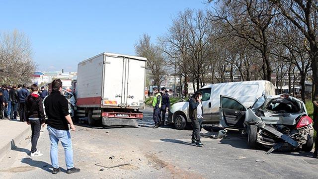 Tekirdağda freni boşan kamyonet 5 araca çarptı: 2 yaralı