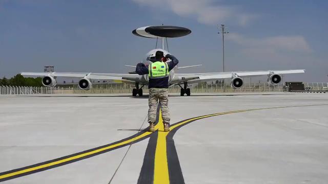 Türk savaş uçakları ile NATOnun AWACS uçakları ortak eğitim yaptı