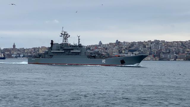 Rus Savaş Gemisi İstanbul Boğazından geçti