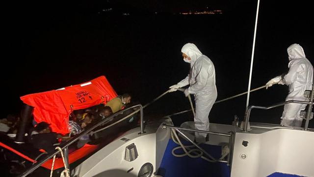 İzmir ve Aydın açıklarında 64 düzensiz göçmen kurtarıldı