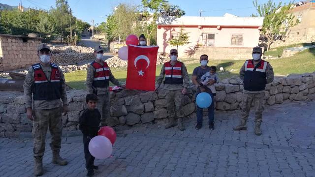 Küçük Hülya istedi, jandarma yerine getirdi