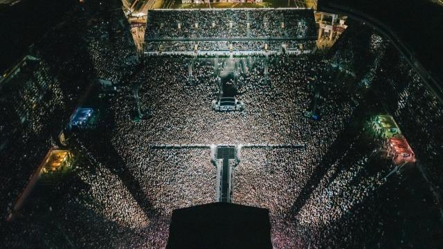 Yeni Zelandada 50 bin kişilik sosyal mesafesiz konser