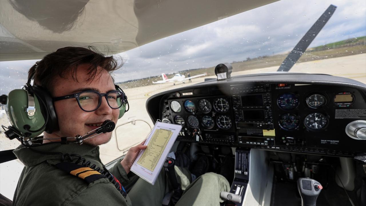 "Akranlarım pilot olmak için benden yardım istiyor"