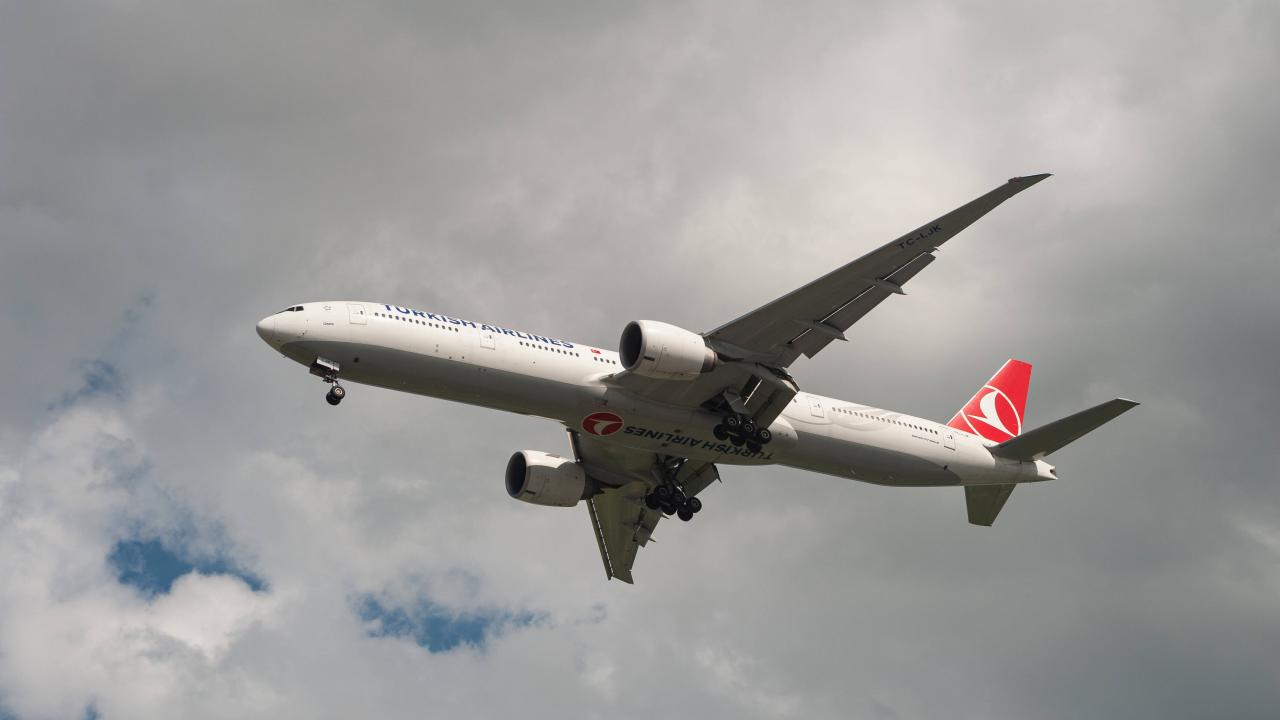 YURT DIŞI AKTARMALI UÇUŞLARLA İLGİLİ OLARAK YOLCULARIN YURT İÇİ BAĞLANTILI UÇUŞLARI VE DİĞER SEYAHATLERİ YAPABİLMELERİ İÇİN SEYAHAT İZİN BELGESİ ALMALARI GEREKLİ MİDİR?