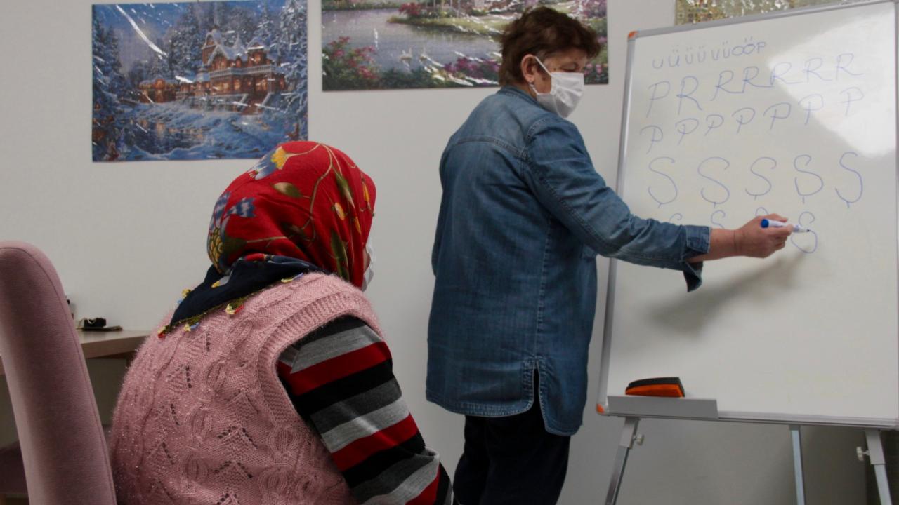 İLERİ YAŞ GRUBUNDAKİ KİŞİLER İLE AĞIR HASTALARA YARDIMCI OLAN BAKICI VE REFAKATÇİLER SOKAĞA ÇIKMA KISITLAMASINDAN MUAF MIDIR?
