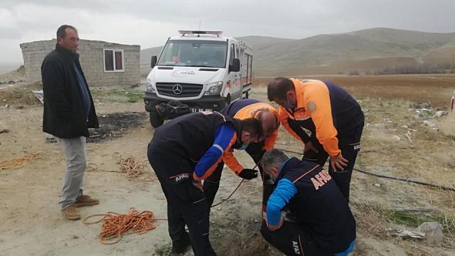 Niğdede boş su kuyusuna düşen kuzuyu AFAD ekipleri kurtardı