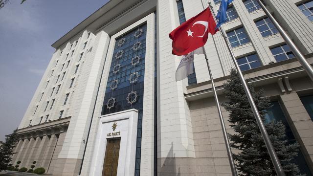 AK Partili vekiller sahaya iniyor