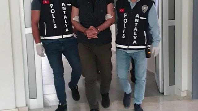 Eczanelerden başkalarına ait kanser ilaçlarını alan kişi yakalandı