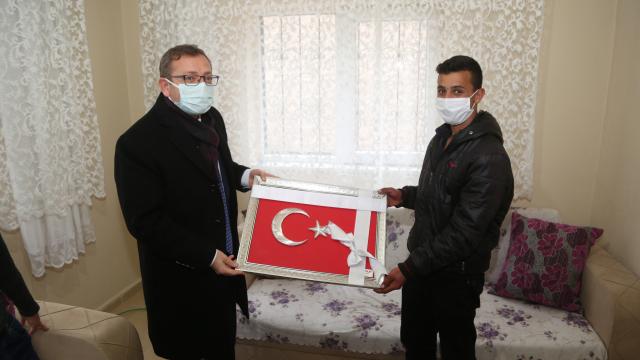 Yozgat Valisi Polat, okul duvarında katlanan Türk bayrağını düzelten öğrencilere bayrak hediye etti