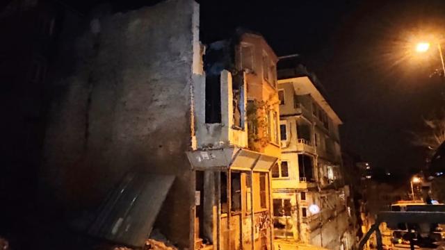 İstanbulda iki katlı metruk binada çökme tehlikesi