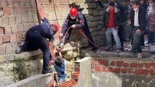 Oyun oynarken iki duvarın arasına sıkışan çocuğu itfaiye kurtardı
