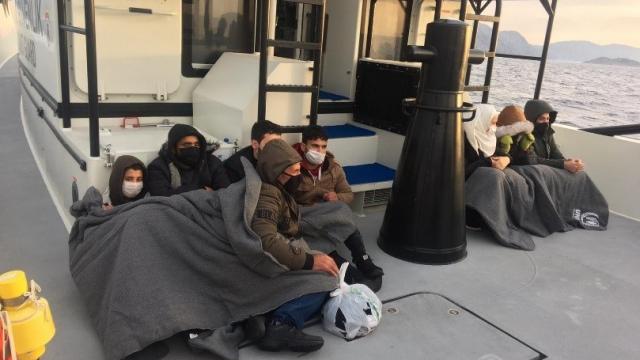 Muğla açıklarında Türk kara sularına itilen 8 düzensiz göçmen kurtarıldı