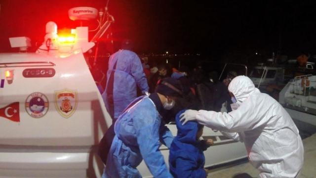 Balıkesir açıklarında Türk kara sularına geri itilen 61 sığınmacı kurtarıldı