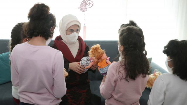 Emine Erdoğan, sevgi evindeki çocukları ziyaret etti