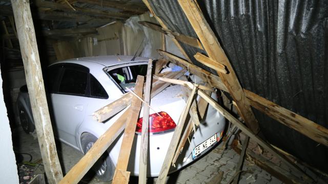 Erzurum ve Ardahanda şiddetli rüzgar evlerin çatılarını uçurdu