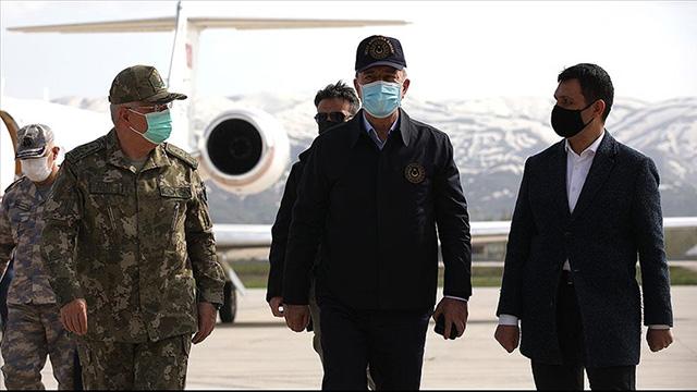 Bakan Akar ve TSK komuta kademesi Irak sınırında