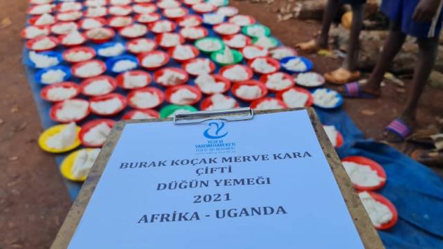 Amasyalı çift düğün yemeklerini Ugandada ihtiyaç sahiplerine verdi
