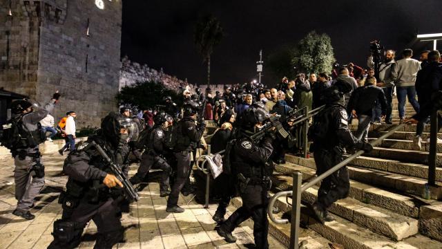 İsrail polisinden Filistinli sağlık çalışanına saldırı