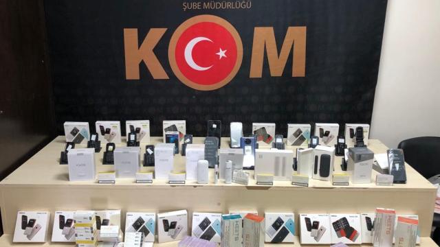 İzmirde piyasa değeri 2 milyon 600 bin liralık kaçak ürün ele geçirildi