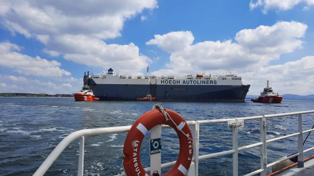 Tuzlada karaya oturan gemi yüzdürüldü