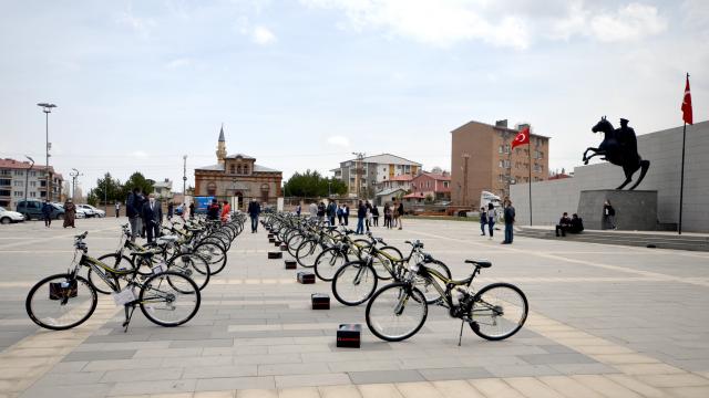 Karsta başarılı 39 öğrenci bisikletle ödüllendirildi