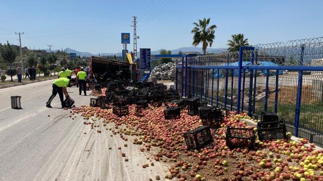 Mersinde elma yüklü kamyon devrildi: 2 yaralı