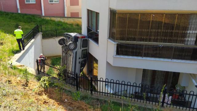 Düzcede hafif ticari araç evin bahçesine devrildi: 2 yaralı