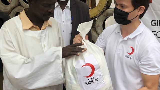Türk Kızılay Güney Sudanda engelli, yerinden edilmiş ve muhtaçlara gıda yardımında bulundu