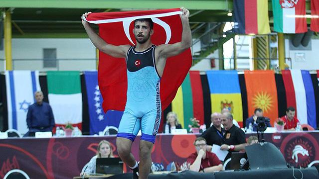 Milli güreşçi Murat Fırattan bronz madalya