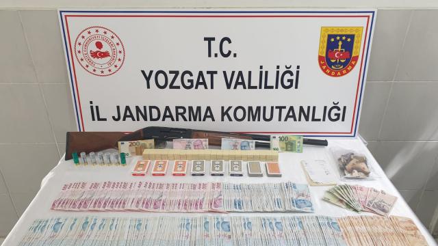 Koronavirüse rağmen bağ evinde kumara 53 bin lira ceza