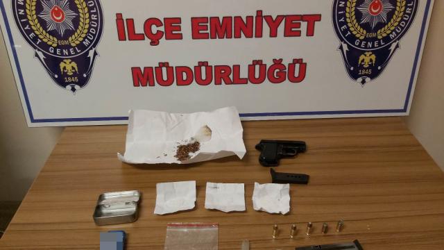 Düzcede denetimlerde maske kutusu içerisine gizledikleri uyuşturucuyla yakalanan 2 şüpheliden biri tutuklandı