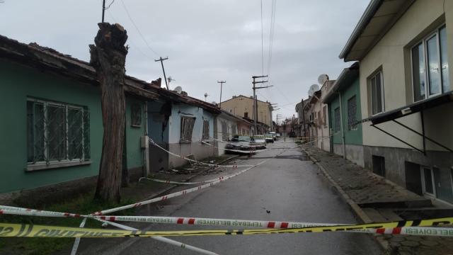 Helyum tüpleri patladı, ev kullanılmaz hale geldi