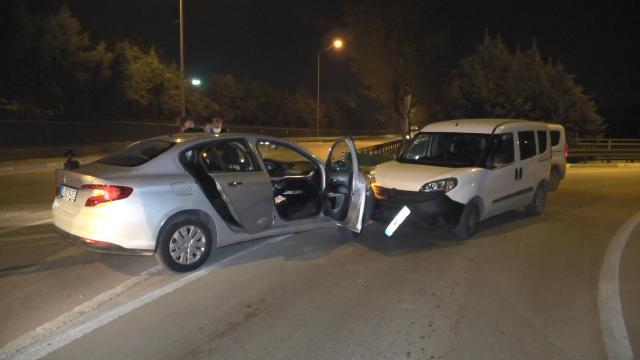 Denetimden kaçarken polis aracına çarptılar