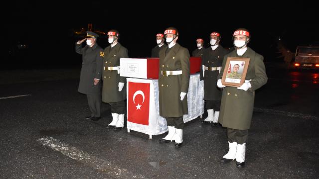Pençe-Yıldırım Operasyonunda şehit olan asker için Hakkaride tören düzenlendi